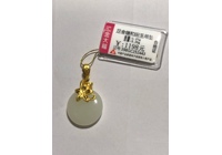 金大福足金鑲和田玉吊墜/附證書